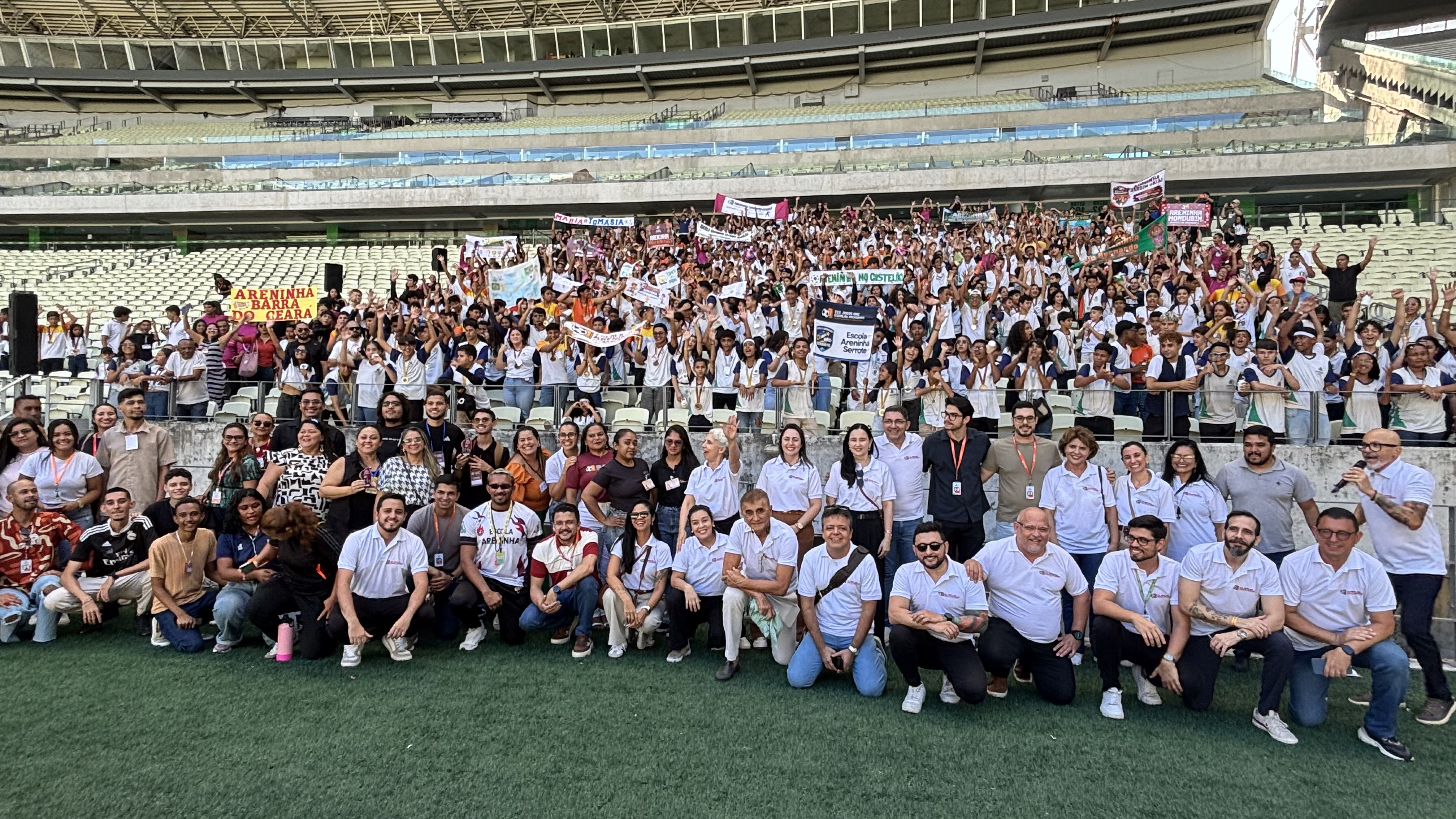 grupo de pessoas posa para a foto